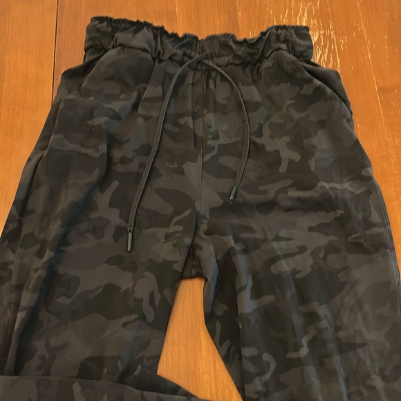 Black and gray camo stretch high-rise 7/8 Lululemon pants size 4 - Picture 2 of 10